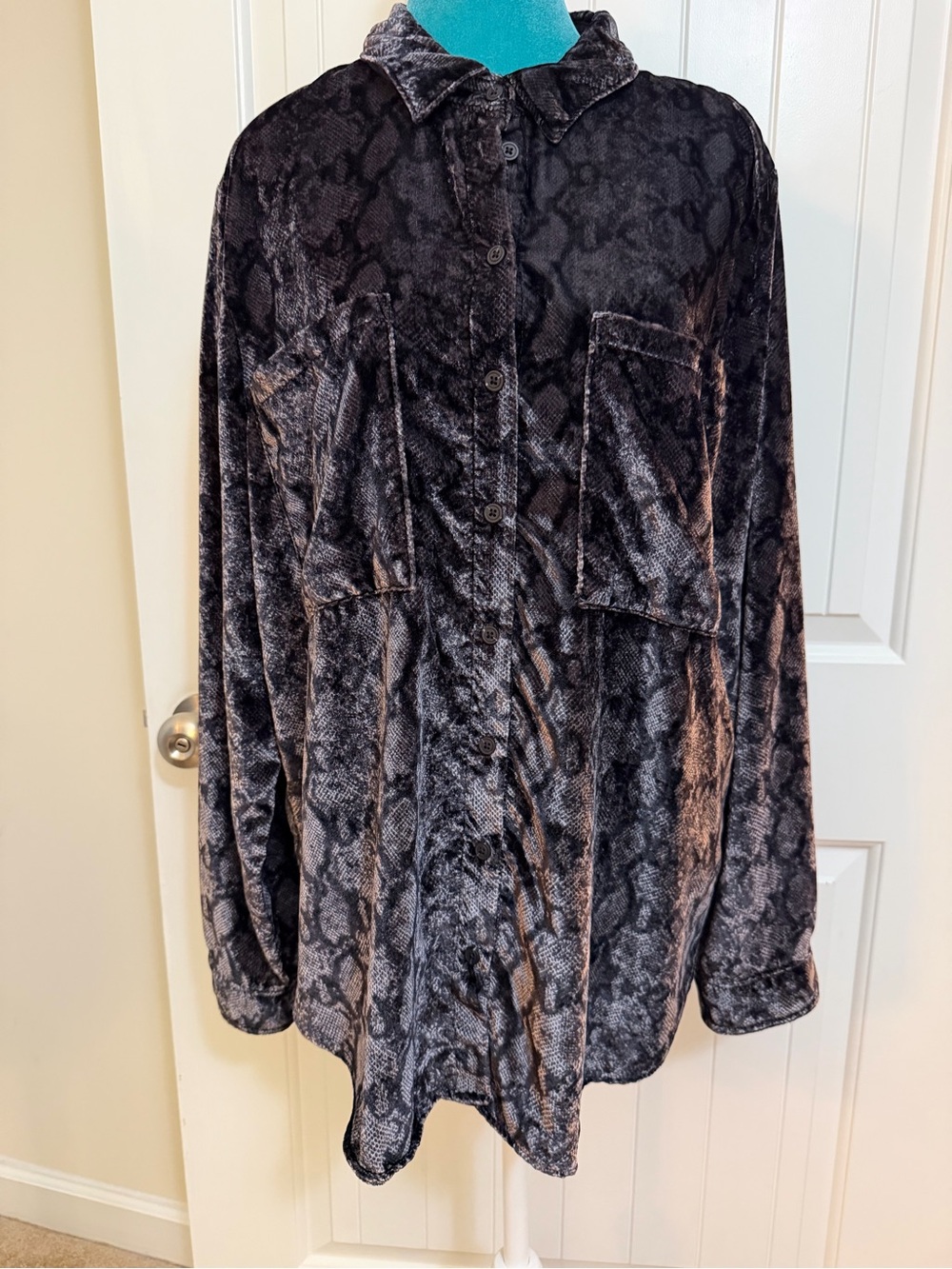 Pilcro Black & Gray Velvet Snake-Print Button Up Long Sleeve Top XL